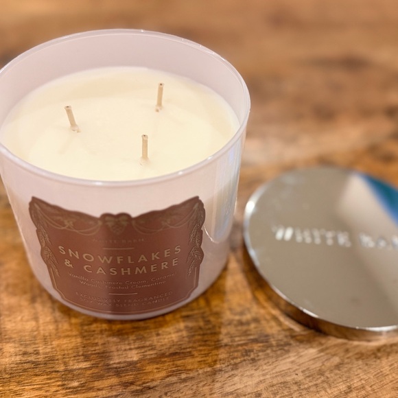 White Barn Snowflakes & Cashmere Candle NEW - Picture 2 of 4